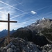 Mit dem kleinen Gipfelkreuz ist der höchste Punkt des Col Rosa erreicht; gegenüber mit dem Blick auf die Tofanagruppe ein kleiner Vorgeschmack auf die großartige Aussicht.