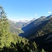 Blick ins lange Tal zur Laguza-Alp - die Gegend ist kaum bewohnt und bewirtschaftet und wirkt daher sehr ursprünglich