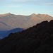 Die Kette des Höhenwegs Monte Tamaro - Monte Lema im Morgenlicht