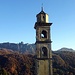 Kirchturm von Bidogno vor den Denti della Vecchia, fotografiert auf der Heimfahrt aus dem Postauto