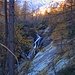 Fra Piemantu e Pioda il sentiero corre a fianco del Rii di Sfii che forma delle magnifiche cascate e rapide.