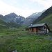 die Jagdhütte auf der Rostizalm; dahinter Bildmitte Rostizjoch, links davon erst K2 und anschl. Rostizkogel