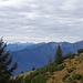 Am Sattel wird im Westen der Guffert sichtbar. In der Bildmitte der Vorderunnütz und links dahinter die so fernen Karwendelgipfel.