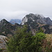 Gipfelblick Latschenkopf auf Achselköpfe und Benediktenwand