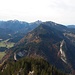 Blick in Richtung Klammspitzgrat und Hochplattengebiet; hinten links spitzen die Tannheimer Berge hervor