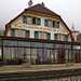 Bahnhof von Ligerz mit Kirche im Hintergrund