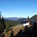 Der Blick von der schön gelegenen Hochlandhütte zum Estergebirge im Nordwesten.