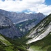 Rückblick auf den Aufstiegsweg; hinten die Gleirsch-Halltal-Kette