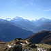 leicht links der Bildmitte die Mischabel-Gruppe, weiter links in der Ferne der Monte Rosa, rechts Matterhorn und Weisshorn