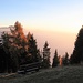 La panchina panoramica davanti al rifugio Alp de Martum.
