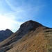 Zunächst bleibt die Route einfach, T2 im Wiesengelände. Bald nähert man sich dem ersten Zacken, auf den man aber noch leicht hinaufkommt. Das ist die Lochgehrenspitze.