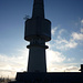 Der 73m hohe Radarturm (gegen die Sonne)