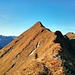 Rückblick über den scharfen Abstiegsgrat von der Hinteren Üntschenspitze.