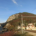 Blick vom Bahnhof Moutier zum Westfuss des Mont Raimeux. Links davon führt die tiefe Gorge de Moutier der Birs entlang Richtung Delémont.