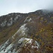 La vetta del monte Pizzocolo (a destra e nascosta tra le nebbie) inizia ad avvicinarsi...