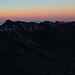 Die ersten Sonnenstrahlen beleuchten die Gipfel La Carihuela (links; 3226m) und Tozal del Cartujo (rechts; 3152m).