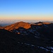 Pico del Veleta (3396m): Gipfelaussicht nach Südwesten zum Pico del Tajo de los Machos (3086m) der im Licht der aufgehenden Sonne leuchtet.
