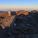 Pico del Veleta (3396m): In unmittelbarer Gipfelnähe befindet sich ein geschlossenes Gebäude. Den Zweck des Hauses konnte ich nicht ausfindig machen, möglicherweise ist es ein altes Miliärlager?<br /><br />Im Hintergrund ist der Pico del Tajo de los Machos (3086m).