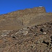 Südostansicht vom Pico del Veleta (3396m). Auf dem Foto sieht man deutlich dass ein Abstieg über die Felswände nach Süden oder Osten ohne Abseilaktionen nicht möglich ist. 