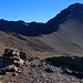 Pico de Loma Pelada (3183m): Vom Gipfel aus gesehen präsentierte sich der Mulhacén (3478,6m) prächtig. Man sieht auch gut die Wegspuren durch die Westflanke. Den Sattel Collado de la Mosca (3119m) vor dem Gipfel wird allerdings nicht betreten da die Route nicht über den Grat verläuft.<br /><br />Im Hintergrund steht der Alcazaba (3371m) und dessen Vorgipfel Puntal de Siete Lagunas (3316m).