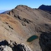 Ein phantastischer Anblick vom Gipfel des Pico de Loma Pelada (3183m) ist die Laguna de la Caldera (3026m). Darüber steht der nach dem See benannte Berg Puntal de la Caldera (3222m).