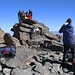 Mulhacén (3478,6m): Viele Bergwanderer drängten sich um den Vermessungspfeiler auf dem höchsten Punkt.
