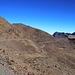 Rückblick auf die Route zwischen Mulhacén und Pico del Veleta. Der Mulhacàn (3479,6m) ist kurz bevor ich den Collado de la Carihuela erreichte schon wieder weit entfernt. Lins oben ist der Pico del Veleta (3396m).