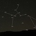 Die Sternbilder Taube (Columba) und Grabstichel (Caelum) das nicht ganz über den Horizont ragt. Die beiden Sternbilder ragen etwas höher über den Südhorizont als von Mitteleuropa zu sehen ist. Die wichtigsten Sterne sind:<br /><br />Phact = α Columbae: <br />Helligkeit 2,65mag; Entfernung 268 Lichtjahre; Spektraltyp B7IVne; 4,5-fache Sonnemasse; 5,8-facher Sonnendurchmesser; 1000-fache Sonnenleuchtkraft. Der Stern hat in 14,0“ Abstand einen 12,5mag hellen, wahrscheinlich nur optischen Begleiter.<br /><br />Wezn = β Columbae: <br />Helligkeit 3,12mag; Entfernung 86 Lichtjahre; Spektraltyp K1,5III; 1,10-fache Sonnemasse; 11,5-facher Sonnendurchmesser; 56-fache Sonnenleuchtkraft.<br /><br />δ Columbae: <br />Helligkeit 3,85mag; Entfernung 237 Lichtjahre; Spektraltyp G7III; 3,1-fache Sonnemasse; 16-facher Sonnendurchmesser; 150-fache Sonnenleuchtkraft. Der Stern besitzt einen spektroskopischen Begleiter vom Spektrum G8,5V und 0,9-Sonnenmassen mit einer Umlaufzeit von 868,78d. Der Begleitstern umrundet den Hauptstern exzentrisch zwischen 0,9 und 4,9 Erdbahnradien.<br /><br />ε Columbae: <br />Helligkeit 3,86mag; Entfernung 277 Lichtjahre; Spektraltyp K1IIIa.<br /><br />η Columbae: <br />Helligkeit 3,96mag; Entfernung 531 Lichtjahre; Spektraltyp K0II; 38-facher Sonnendurchmesser; 767-fache Sonnenleuchtkraft.<br /><br />γ Columbae: <br />Helligkeit 4,36mag; Entfernung 853 Lichtjahre; Spektraltyp B2,5V; 8,7-fache Sonnemasse; 4,8-facher Sonnendurchmesser; 7548-fache Sonnenleuchtkraft.<br /><br />α Caeli: <br />Helligkeit 4,44mag; Entfernung 65,7 Lichtjahre; Spektraltyp F2IV; 1,48-fache Sonnemasse; 1,3-facher Sonnendurchmesser; 1000-fache Sonnenleuchtkraft. Der Stern hat in 6,6“-Abstand einen Begleiter vom Spektrum M0,5V mit 0,3-facher Sonnenmasse. Die Leuchtkraft des Begleiters ist nur gerade 1% von dem der Sonne.<br /><br />γ¹ Caeli: <br />Helligkeit 4,55mag (AB); Entfernung 185 Lichtjahre; Spektraltyp K2III; Der Stern hat in 3,2“-Abstand einen Begleiter. Die Helligkeiten der aufgetrennten Sterne sind 4,71mag und 8,17mag.<br /><br />ο Columbae:<br />Helligkeit 4,81mag; Entfernung 110 Lichtjahre; Spektraltyp K0,5IV; 1,4-fache Sonnemasse; 5,4-facher Sonnendurchmesser; 12-fache Sonnenleuchtkraft.<br /><br />ξ Columbae:<br />Helligkeit 4,97mag; Entfernung 328 Lichtjahre; Spektraltyp K1III<br /><br />β Caeli: <br />Helligkeit 5,04mag; Entfernung 90,2 Lichtjahre; Spektraltyp F3IV; 1,49-fache Sonnemasse; 1,7-facher Sonnendurchmesser; 6,4-fache Sonnenleuchtkraft.<br /><br />She = μ Columbae: <br />Helligkeit 5,18mag; Entfernung 1290 Lichtjahre; Spektraltyp B1V; 16-fache Sonnemasse; 6,58-facher Sonnendurchmesser; 23300-fache Sonnenleuchtkraft. Der Stern rotiert sehr schnell in nur 1,5 Tagen.<br /><br />ν²  Columbae:<br />Helligkeit 5,28mag; Entfernung 138 Lichtjahre; Spektraltyp F5IV-V; 1,6-fache Sonnemasse; 1,2-facher Sonnendurchmesser; 9,9-fache Sonnenleuchtkraft.<br /><br />SW Columbae:<br />Helligkeit 5,71-6,05mag; Entfernung 561 Lichtjahre; Spektraltyp M2III. Verändert unregelmässig vom Typ Lb seine Helligkeit.<br /><br />SX Columbae:<br />Helligkeit 6,28-6,41mag; Entfernung 931 Lichtjahre; Spektraltyp M2,5III. Verändert wie SW Col unregelmässig vom Typ Lb seine Helligkeit.