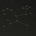 Das Wintersternbild Hase (Lepus). Es steht södlich des Orions und ist wegen seiner Form leicht zu finden. Die hellsten Sterne sind:<br /><br />Arneb = α Leporis: <br />Helligkeit 2,58mag; Entfernung 1283 Lichtjahre; Spektraltyp F0Ib; 13,9-fache Sonnemasse; 129-facher Sonnendurchmesser; 32000-fache Sonnenleuchtkraft.<br /><br />Nihal = β Leporis: <br />Helligkeit 2,81mag; Entfernung 159 Lichtjahre; Spektraltyp G5II-III; 3,5-fache Sonnemasse; 16-facher Sonnendurchmesser; 171-fache Sonnenleuchtkraft. Der Stern hat in 2,7“ Abstand einen 7,5mag hellen Begleiter.<br /><br />μ Leporis: <br />Helligkeit 2,97-3,41mag; Entfernung 184 Lichtjahre; Spektraltyp B9IVpHgMn; 3,75-fache Sonnemasse; 3,39-facher Sonnendurchmesser; 256-fache Sonnenleuchtkraft. α CvN-Veränderlicher mit einer Periode von 2 Tagen. Der Stern strahlt wegen eine starken Magnetfeld im stark im Röntgenlicht.<br /><br />ε Leporis: <br />Helligkeit 3,19mag; Entfernung 227 Lichtjahre; Spektraltyp K4III; 1,70-fache Sonnemasse; 40,1-facher Sonnendurchmesser; 372-fache Sonnenleuchtkraft.<br /><br />ζ Leporis:<br />Helligkeit 3,55mag; Entfernung 70,2 Lichtjahre; Spektraltyp A2Vann; 1,46-fache Sonnemasse; 1,5-facher Sonnendurchmesser; 14-fache Sonnenleuchtkraft. <br /><br />γ Leporis: <br />Helligkeit 3,59mag; Entfernung 29,3 Lichtjahre; Spektraltyp F7V; 1,23-fache Sonnemasse; 1,33-facher Sonnendurchmesser; 2,6-fache Sonnenleuchtkraft. Der Stern hat in einem Abstand von 2,5 Erdradien einen dichten Asteroidengürtel. Der Stern hat einen entfrenten Begleiter vom Spektrum K2V und 0,83 Sonnenmassen. Der Begleiter hat die Bezeichnung AK Leporis und steht in 95,0“ Abstand, er ist Verändert seine Helligkeit schwach (6,15-6,20mag) und gehört dem Typ BY Draconis an, Die Periode ist die Rotationszeit von 21,4d. Die Umlaufzeit der beiden Sterne beträgt 18000 Jahre!<br /><br />η Leporis:<br />Helligkeit 3,71mag; Entfernung 49 Lichtjahre; Spektraltyp F1IV-V; 1,42-fache Sonnemasse; 1,5-facher Sonnendurchmesser; 6,6-fache Sonnenleuchtkraft.<br /><br />δ Leporis: <br />Helligkeit 3,76mag; Entfernung 112 Lichtjahre; Spektraltyp G8III; 0,94-fache Sonnemasse; 9,7-facher Sonnendurchmesser; 46-fache Sonnenleuchtkraft. <br /><br />λ Leporis:<br />Helligkeit 4,29mag; Entfernung 1076 Lichtjahre; Spektraltyp B0,5V; 12,4-fache Sonnemasse; 4,5-facher Sonnendurchmesser; 13480-fache Sonnenleuchtkraft. <br /><br />κ Leporis:<br />Helligkeit 4,36mag; Entfernung 559 Lichtjahre; Spektraltyp B7IV. Der Stern besitzt in 2,2“ einen 6,77mag hellen Begleiter der möglicherweise nicht pysisch ist und zufällig in der gleichen Richtung steht.<br /><br />ι Leporis:<br />Helligkeit 4,45mag; Entfernung 241 Lichtjahre; Spektraltyp B7,5V; 3,5-fache Sonnemasse; 2,5-facher Sonnendurchmesser; 160-fache Sonnenleuchtkraft. Der Stern wird von einem kleinen Stern mit 0,9 Sonnenmassen in einem Abstand von 890 Erdradien umrundet, er ist in 12,0“ Abstand zu sehen. Die Leuchtkraft des Begleiters ist nur 40% von dem der Sonne. Die Helligkeit des Begleiters ist 9,92mag, sein Spektrum G8Ve. Die Umlaufzeit beträgt 11500 Jahre. Der Begleiter hat auch die Bezeichung AM Leporis und verändert seine Helligkeit zwischen 9,92 und 9,99mag in 2,8 Tagen, er ist vom Typ BY Draconis.<br /><br />ϑ Leporis:<br />Helligkeit 4,67mag; Entfernung 170 Lichtjahre; Spektraltyp A0Vn; 2,4-facher Sonnendurchmesser.<br /><br />ν Leporis:<br />Helligkeit 5,29mag; Entfernung 332 Lichtjahre; Spektraltyp B7,5V.<br /><br />RX Leporis:<br />Helligkeit 5,0-7,4mag; Entfernung 447 Lichtjahre; Spektraltyp M6III; 3,5-fache Sonnemasse; 160-facher Sonnendurchmesser; 1500-4500-fache Sonnenleuchtkraft. Verändert halbregelmässig die Helligkeit mit einer Periode von 60d, der Typ ist SRb.<br /><br />R Leporis:<br />Helligkeit 5,5-11,7mag; Entfernung 1350 Lichtjahre; Spektraltyp N6IIIe; 3,5-fache Sonnemasse; 480-535-facher Sonnendurchmesser; 5200-7000-fache Sonnenleuchtkraft. Mira-Veränderlicher mit einer Periode von 418-441d.<br /><br />S Leporis:<br />Helligkeit 6,00-7,58mag; Entfernung 898 Lichtjahre; Spektraltyp M5III. SRb-Veränderlicher mit einer Periode von 89d.
