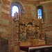 L'altare maggiore dell'abbazia con il trittico cinquecentesco in terracotta policroma.