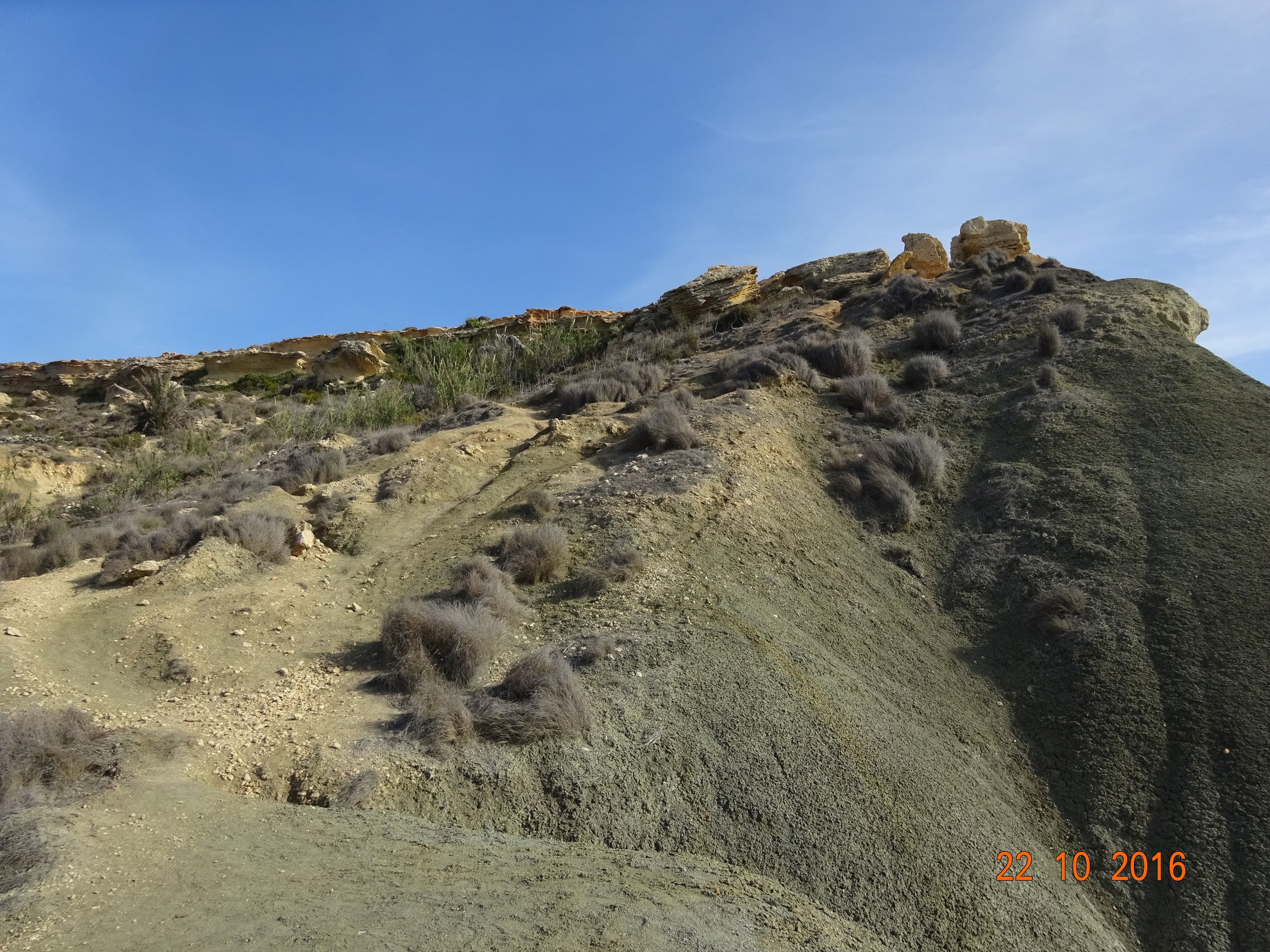 Rückblick auf unseren Abstiegsweg (Der Kamin ist in der... [hikr.org]