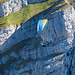 Ein Gleitschirmflieger zwischen den Felswänden von Schibenstoll und Zuestoll