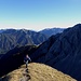 Auf dem Vor-Vorgipfel, links der Bildmitte der schöne Grat von der Seekar- zur Seebergspitze über dem Achensee, rechts das Rofangebirge.