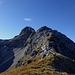 Bettlerkarspitze Vor- (2.075 m) und Hauptgipfel (2.268 m), zunächst geht es den Grat hinauf und dann rechts (westlich) um den Vorgipfel herum.
