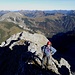 Am Übergang zwischen Vor- und Hauptgipfel der Bettlerkarspitze kurz hinter der Kletterstelle mit dem Seil, hinten der kreuzgeschmückte Vorgipfel, links die Montscheinspitze, am rechten Bildrand der Guffert.