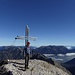 Einsam am Hauptgipfel der Bettlerkarspitze (2.268 m), links hinten der Guffert, vorne die Berge über dem Achensee, rechts das Rofangebirge.