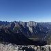 Und nochmal von ganz oben: Blick ins Karwendelgebirge mit Gamsjoch, Kaltwasserkarspitze, Birkkarspitze, Ödkarspitzen, Falkengruppe und Eng.
