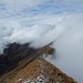 beeindruckende Wolkenwalze über dem Brienzergrat;
im Vordergrund: Gratweg zu Restaurant und LSB-Station