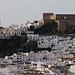Cerro Hacho (75m): Aussicht im Zoom vom Gipfel auf die Altstadt von Salobreña welche von der maurischen Festungsanlage überragt wird.