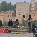 Granada: Touristen und Schmuckverkäufer auf dem Albaicín vor der eindrücklichen Alhambra.