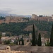 Granada: Aussicht vom Albaicín auf die mächtige, 740m lange maurische Stadtburg Alhambra.