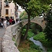 Granada: Nachdem wir das Viertel Albaicín besucht hatten, wanderten wir zunächst dem Río Darro entlang. Rechterhand stehen die Mauern der Alhambra die wir später besuchten.