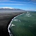 Meer, schwarzer Strand und Gletscher (Vatnajökull)