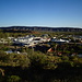 Alice Springs vista da ANZAC Hill. La collinetta in secondo piano a sinistra, nella tradizione aborigena è formata dai resti (peli, viscere) di una battaglia ancestrale tra due cani. 
