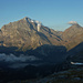 Alpe Veglia im Morgennebel, darüber der Monte Leone und das Wasenhorn