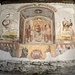 <b>Nella nicchia c’è un affresco tardogotico nello stile della Bottega dei Seregnesi: Madonna in trono con i Santi Pietro, Giovanni Battista, Antonio Eremita e santo ignoto.</b>