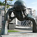 Bronze-Skulptur "Denkpartner" von Hans-Jörg Limbach (1928 Zürich, † 1990 Hombrechtikon) aufgestellt vor dem Friedrichsbau in Stuttgart