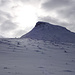 Ein Wolkendeckel liegt noch über dem Muttenhorn, der Schnee ist aber unberührt. Unser Aufstieg führte direkt durch die Flanke zum Gipfel