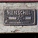 In Dobrinishte / Добринище - Das Fabrikschild ist nach über 50 Jahren zwar schon etwas abgenutzt. Dennoch ist gut zu erkennen: Lok 76 005-9 wurde 1965 unter der Fabrik-Nr. 31137 von den Henschel-Werken in Kassel hergestellt. 