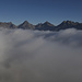 Prominente Gipfel ragen aus dem Nebelmeer